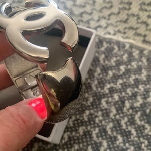 Chanel CC vintage metal cuff bracelet 
Collectible piece